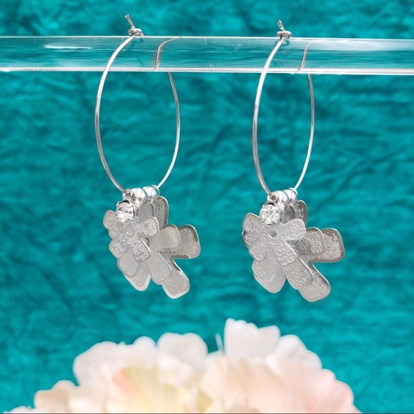 🍀 Triple Daisy Flower 3-D Hoop Earrings - Picture 1 of 3